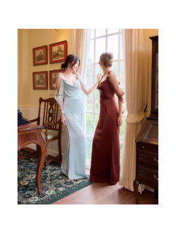 kudapy เดรสซาตินคอถ่วงเสริมหุ่นให้ดูเพรียวสวย เสน่ห์แห่งความอ่อนหวานที่ถูกถ่ายทอดผ่านซิลูเอตต์พลิ้วไหว ดีเทลโชว์ไหล่และสายผ้าบางเบาให้ลุคที่หรูหรา