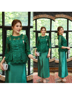 kudapy ชุดเซทผ้าไหมอิตาลีสีเขียว คอกลม เอวดีด แต่งคอเสื้อด้วยลูกไม้อีกชั้น งานเย็บประณีต มีซับใน
