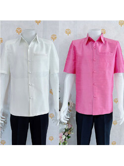 kudapy เสื้อผ้าไหมคอปก สีชมพู,สีขาว เสื้อผ้าไทยผู้ชาย ผ่าหน้า แขนสั้น มีกระเป๋าด้านซ้ายบน (อัดผ้ากาว มีฟองน้ำเสริมไหล่)