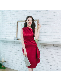 ชุดออกงานสั้นสีแดง ไหล่เฉียงข้าง เอวจีบระบาย กระโปรงทรงเอเข้ารูป