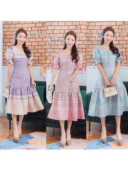 kudapy เดรสสั้นผ้าไทยแขนตุ้กตาสีม่วง/สีเขียว/สีชมพู คอวีแขนจั้มผูกโบว์ผ้าลายไทย ซิบหลัง