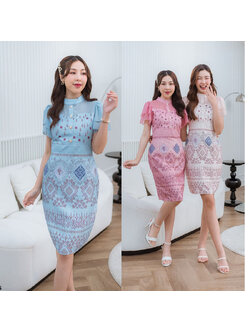 kudapy เดรสสั้นสีชมพู/สีครีม/สีฟ้า ผ้าพิมพ์ลายไทย คอปกสูง แต่งผ้าชีฟองช่วงแขน ใส่ทำงานได้ไม่มีเอ้าท์ เป็นงานซิปซ่อนด้วย