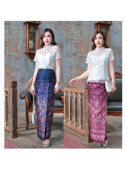 kudapy เซทลูกไม้ปัก 3D ดอกลอย ยกนูน คอจีน ซับใน 2 ชั้น อย่างดี แต่งมุขเรียงยาวถึงชายเสื้อ ซิปหลัง /ผ้าถุงสำเร็จรูป