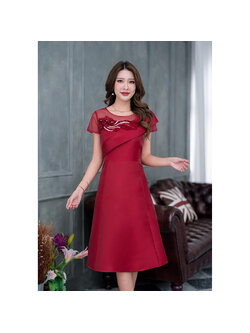 kudapy เดรสสั้นสีแดง เย็บป้ายช่วงอกเป็นสะไบสวยเก๋มากๆ เย็บตกแต่งด้วยดอกไม้สำเร็จที่เป็นงานเลื่อมและลูกปัดช่วงอกเพิ่มความหวาน