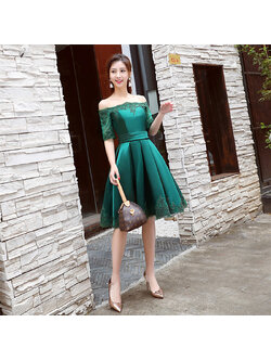 kudapy ชุดราตรีสั้นสีเขียว แบบไหล่ปาด แขนยาว ผ้าซาติน แต่งลูกไม้สวยหรู (เชือกผูกหลัง)