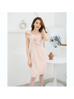 kudapy เดรสสั้นสีครีม ช่วงบนเป็นทรงแบบปาดไหล่ อกเย็บเป็นระบายเลเยอร์ เพิ่มความหวาน