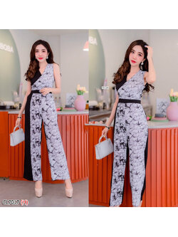 kudapy จั๊มสูทขายาวสีดำ ทรงไขว้ป้ายอก ทรงแขนกุด เนื้อผ้าอิตาลี ตัดต่อผ้าสลับสีพื้นดำกับผ้าลายหิน