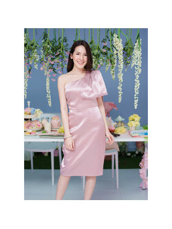 kudapy ชุดเดรสสั้นออกงานสีชมพูกลีบบัว เดรสไหล่เดี่ยวเฉียงข้าง ทรงสวยดูอลังการ มีโบว์ติดด้านไหล่ซ้าย