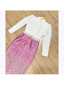 kudapy ชุดเซทเสื้อลูกไม้คอหยักแขนยาว แต่งกระดุมหน้าเรียงเม็ดเก๋ๆ เนื้อผ้าลูกไม้ฝรั่งเศส าพร้อมกับผ้าถุงสำเร็จรูป ซิปหลัง ไหมแพรทิพย์ทอลาย อัดกาว