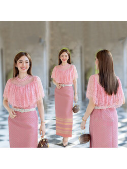 kudapy เซต2ชิ้น เสื้อลูกไม้สีชมพูหวาน+ผ้าถุงทอลายไหมแพรวากาฬสินธุ์ เสื้อใช้ผ้าลูกไม้เนื้อนุ่มแต่งระบายรอบไหล่ มีซับในซิบหลัง