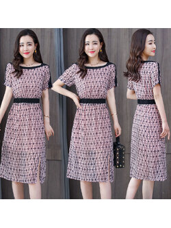 kudapy ชุดเดรสสั้นสีชมพู ใส่ทำงานผ้าชีฟองเนื้อดี พื้นสีชมพู พิมพ์ลายสีกรมท่าตามแบบ
