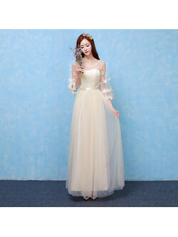 kudapy ชุดราตรียาวสีเบจ แขนสามส่วน ช่วงแขนผ้าซีทรูประดับด้วยดอกไม้เก๋ๆ เดรสทรงเกาะอก