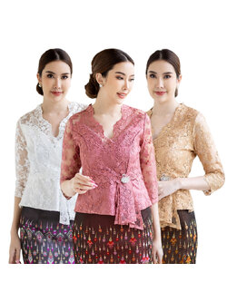 kudapy (เฉพาะเสื้อ) เสื้อลูกไม้สีทอง สีขาว สีชมพู คอวีแขนสามส่วน แต่งโบว์ที่เอว มีซับใน ซิบหลัง ผ้าลูกไม้ฝรั่งเศษอย่างดี (ไม่รวมเข็มกลัดในภาพนะคะ)