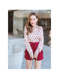 kudapy งานเซ็ตน่ารัก เสื้อเชริตผ้าซิลสีครีมพิมพ์ลายหัวใจสีแดง กระดุมหน้า