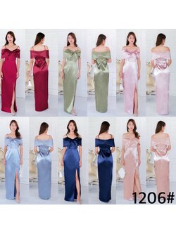 kudapy เดรสยาวเปิดบ่า ทวิชช่วงอก มีสายคาดบ่าให้ กระโปรงทรงบาน ความยาวครึ่งเข้ง เนื้อผ้าดัชเชสอัดกาว ผ้าเงาสวย อยู่ทรง