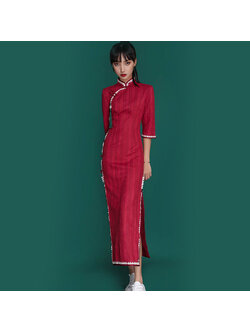 kudapy เดรสกี่เพ้าคอจีนสีไวน์แดงลายทางยาว ทรงเข้ารูป ดีไซน์แต่งขอบด้วยลูกไม้สีขาวตามขอบ