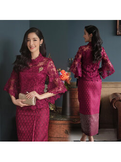 kudapy ชุดเซ็ทเสื้อ+ผ้าถุงสีแดงไวน์ เสื้อลูกไม้ใยบวบผสมเลื่อมเกรดพรีเมี่ยม ซิปหลัง มีซับทั้งตัว แขนระบายสามส่วน คอปีน งานเย็บประณีต หรูหรา ใส่งานบุญ งานพิธีการต่าง ๆ