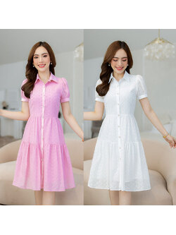 kudapy เดรสสั้นสีขาว/สีชมพู คอปก ผ้าคอตตอนปักฉลุ เป็นกระดุมเปิดด้านหน้า แพทเทิร์นสวยเก๋ บวกกับผ้าโทนหวาน สวยลงตัว