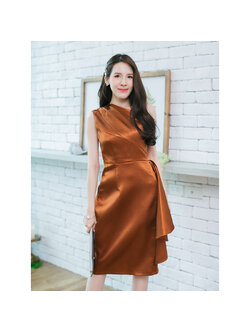 kudapy ชุดราตรีสั้นสีน้ำตาลอิฐ ไหล่เฉียง ทรงเข้ารูป เอวแต่งระบาย