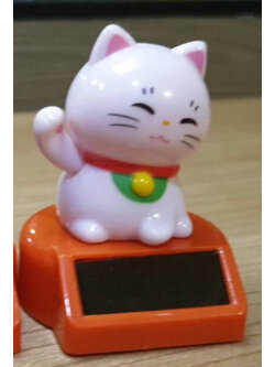 630203 gasha แมวกวักชมพู ฐานส้ม * สามารถกวักมือ และหางได้ ด้วยแผงโซล่าเซลส์ครับ