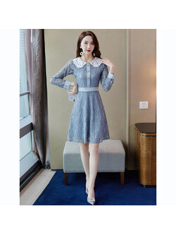 kudapy เดรสสั้นสีเทา ผ้าลูกไม้แนวซีทรู คอบัวลูกไม้สีขาว เสื้อด้านหน้าและปลายแขนตกแต่งกระดุมพลอยชมพูสังเคราะห์