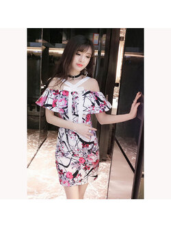 kudapy เดรสสั้นสีขาว เปิดไหล่พิมพ์ลายดอกไม้สีสันสดสวยสีสันสดใสสวยเซ็กซี่