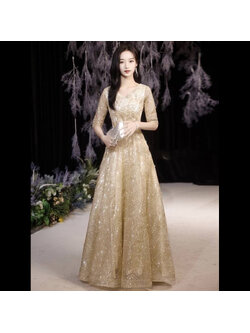 kudapy เดรสยาวออกงานตอกมุก ใช้ผ้าเนื้อดีประกายทอง ลายขนนก คอวี สีทอง งานสวยมาก