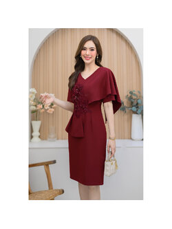 kudapy เดรสสั้นสีแดง ผ้าคอวีทรงเอแขนสั้น ดีไซด์ช่วงแขนด้านนึงเป็นปีกผีเสื้อ ช่วงตัวแต่งลูกไม้สามมิติ ช่วงเอวแต่งระบายอำพลางหน้าท้อง