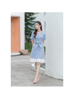 kudapy เดรสสั้นสีฟ้าผ้าทวิท ซิปหน้าสีทองหรูหรา แต่งกระเป๋าพร้อมกระดุม มีผ้าผูกโบว์ตรงเอว