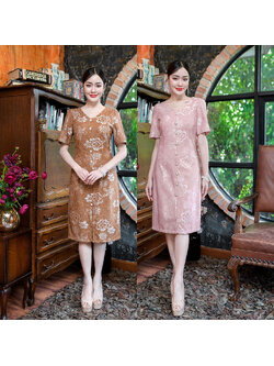 kudapy เดรสสั้นสีน้ำตาล/สีชมพู ผ้าลูกไม้อัดกาวทั้งชุด ทรงแขนสั้นคอวี ด้านหน้าแต่งด้วยกระดุมมุก