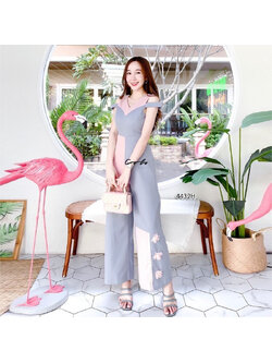 kudapy จั้มสูทขายาวทรงเปิดไหล่ อกตัดต่อผ้าสีอ่อนติดดอกไม้สีหวาน ผ้าซาร่าดีเทลน่ารัก