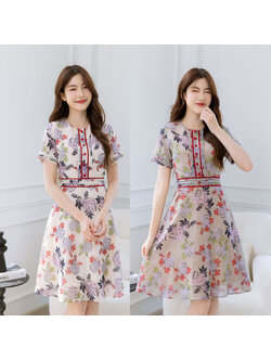 kudapy เดรสชีฟองลายดอก แพทเทิร์นคลาสสิค แต่มีดีเทลสวยละเอียดมาก ดีเทลงานเย็บเป็นเกล็ดขอบแขน ขอบเอว