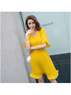 kudapy มินิเดรสสั้นสีเหลือง อัดพลีททั้งตัวมาพร้อมกับเข็มขัด