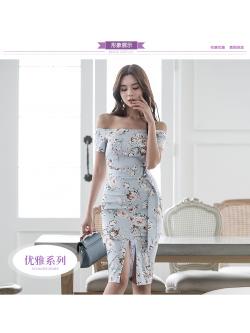 ชุดเดรสเปิดไหล่ ผ้าคอตตอนพื้นสีฟ้า พิมพ์ลายดอกไม้โทนสีขาว