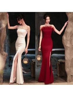 kudapy เดรสยาวสีขาว/สีแดง เกาะอกแต่งขนนก กระโปรงผ่าหน้าทรงหางปลา เรียบหรูดูแพง สวยดูดี แบบสวยทันสมัย ใส่ออกงาน