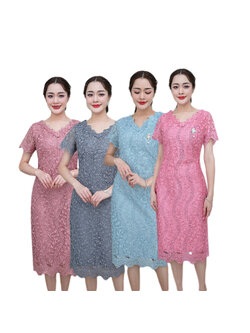 kudapy เดรสสั้นสีชมพูเข้ม/สีชมพูอ่อน/สีฟ้า/สีเทา ผ้าลูกไม้เงาทอลายผ้าผสมเลื่อมสวยงาม คอวีทำให้ดูไม่อ้วนตัน รอบคอตกแต่งดอกไม้รอบคอสวยหวาน