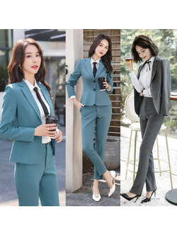 kudapy ชุดสูททำงานสีเทาเข้ม/สีฟ้าคราม แต่งกระดุมคู่พร้อมกางเกง จุดเด่นของชุดนี้คือการออกแบบตัวเสื้อที่เรียบง่ายเป็นแบบปกป้าน