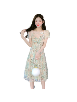 kudapy เดรสสั้นผ้าชีฟองโทนสีเขียวลายใบไม้ พิมพ์ลายดอกตามแบบ เดรสสั้นคอทรงตัววี แต่งดีเทลผีเสื้อสวยๆ น่ารักมากค่ะรุ่นนี้