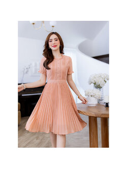 kudapy เดรสสั้นสีชานม ชีฟองกระโปรงพลีท สวยหวาน ผ้าพริ้วสวย ช่วงอกมีดีเทล เย็บตีเกล็ดสี่เลเยอร์ แต่งด้วยลูกไม้สี่เส้น แต่งกระดุมเพชรกลมเล็กๆ