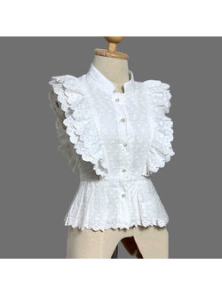 kudapy เสื้อลูกไม้สีขาวแต่งระบายไหล่ แต่งกระดุมหน้า ทิ้งชายเสื้อระบาย พรางหุ่นได้ดีมากค่ะ