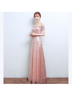 kudapy ชุดราตรียาวสีชมพู แบบไหล่ปาดแขนสั้น แต่งเม็ดกากเพชรทั้งชุด มาพร้อมเข็มขัดรูปใบไม้สีทอง หรูมาก