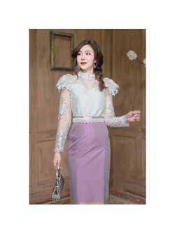 kudapy (เฉพาะเสื้อ) เสื้อลูกไม้สีขาวแขนยาว ผ้าลูกไม้ปักทั้งตัว แต่งแขนระบาย ชายระบาย ซับในด้วยผ้าไหมอิตลี่ อัดกาว มีซิปซ่อนหลัง