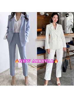 kudapy ชุดเซ็ทเสื้อแต่งกระดุมด้านหน้า 4 เม็ด มีซับในทั้งชุด เย็บตีเกล็ดให้เข้ารูป ปลายแขนเสื้อแต่งกระดุม กางเกงทรงกระบอกเล็ก 9 ส่วน ซิปกระดุมหน้า