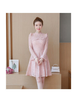kudapy เดรสสั้นสีชมพู ผ้าลูกไม้ คอสูง แขนยาว หน้าอกจับจีบโบว์ กระโปรงทรงเอ สวยดูดี