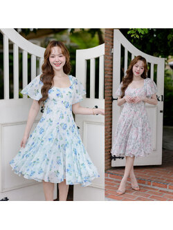 kudapy เดรสสั้นสีฟ้า/สีครีม คัตติ้งช่วงอกดีไซน์คอเหลี่ยม (square neckline) เปิดโชว์ช่วงบ่าหวานแบบคลาสสิก แอบแฝงความเซ็กซี่ แขนเสื้อทรงระบาย