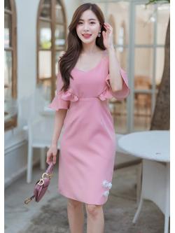 เดรสสั้นสายเดี่ยวสีชมพู ทรงปาดไหล่ ดีเทลเปิดข้างช่วงเอวทั้งสองข้าง