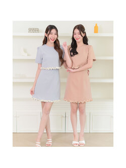 kudapy เดรสแขนสั้นคอกลม แต่งรูดระบายชายเสื้อและกระโปรง รูดยกไหล่พองเบาๆ ผ้าเนื้อหนานุ่มมีน้ำหนักทิ้งตัวสวย