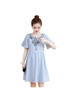 kudapy เดรสสั้นสีฟ้า ปักลายโมฮีเบี่ยน มีเชือกผูกโบว์ด้านหน้า แต่งแขนกระดิ่ง มีซับใน ผ้าเบาใส่สบาย