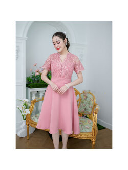 kudapy เดรสสั้นสีชมพู ผ้าลูกไม้ปักเงาเล่นเชิงผ้าช่วงคอและชายแขนเสื้อ ด้านหน้าแต่งกระดุมเล็ก ช่วงกระโปรงเป็นผ้าพื้นเนื้อดีทรงบานพริ้วสวยแต่งคลิบช่วงเอว