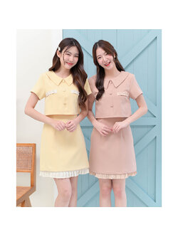 kudapy เดรสสั้นสีโอรส/สีเหลือง แขนสั้น คอปกดีไซน์เก๋เหมือนใส่แยกชิ้น ดต่อกลางลำตัวติดกระดุมปั๊ม แต่งระบายพลีทที่อกและชายซับใน